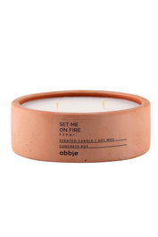 Aberto Design Set Me On Fire Flat Vela perfumada Manzana Canela Hormigón Rosa 12x4.5 cm